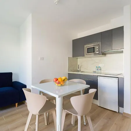 Homeforguest Moderno Con Piscina En